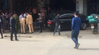 Tài xế lái ô tô tông bố tử vong, hất con trai lên mái nhà đã ra trình diện