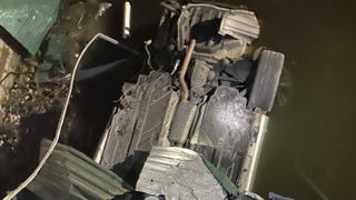 Xe Mercedes lao xuống kênh, tài xế tử vong trong cabin