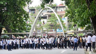 Bao giờ học phí không “đặt hết lên vai người học”?