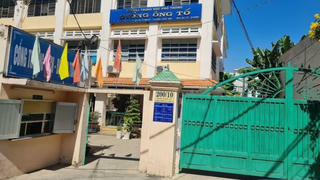 Tạm đình chỉ 1 năm học với 2 nam sinh đặt máy quay trong nhà vệ sinh