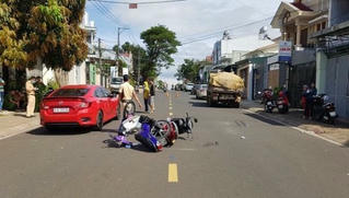 Tin giao thông đến sáng 9/12: Ngã ra đường, nữ phóng viên bị xe tải cán tử vong; tài xế thoát chết khi ô tô bị tàu hỏa tông
