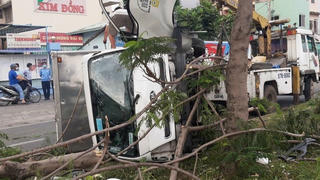 Tin giao thông đến sáng 10/12: Người đàn ông bị xe hổ vồ đâm tử vong gần nhà; xe tải tông cây xanh lật nhào trên đường