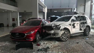 Tin giao thông đến sáng 11/12: Nữ tài xế lao vào showroom ô tô khiến 1 người chết, xe container lùi làm 2 chị em thiệt mạng