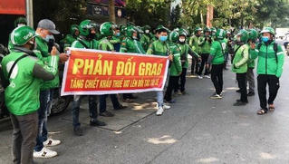 Xung đột quyền lợi giữa hãng xe công nghệ và tài xế: Vì thiếu ràng buộc pháp lý?