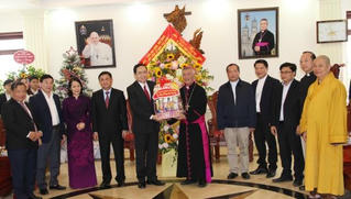 Chủ tịch Ủy ban Trung ương MTTQ Việt Nam  chúc mừng Giáng sinh đồng bào Công giáo Nghệ An