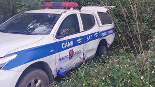 Xe ô tô 7 chỗ tông xe tuần tra CSGT xuống vệ đường