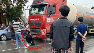 Xót xa hình ảnh chồng quỳ gối thất thần bên thi thể vợ trước xe đầu kéo