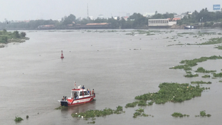 Sà lan tông chìm ghe chở đất, 1 người phụ nữ mất tích