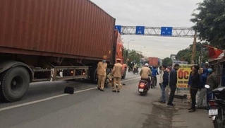 Tin giao thông đến sáng 17/12: Giúp người gặp nạn, cụ ông bị container tông tử vong; giải cứu tài xế xe tải mắc kẹt trong cabin