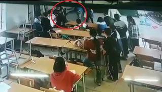 Phụ huynh hành hung bạn của con trai trong lớp học