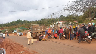 Tin giao thông đến sáng 18/12: Qua đường để phụ huynh đón, bé trai bị xe ben cán tử vong