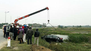 Tin giao thông đến sáng 20/12: Ô tô tông cột mốc lao xuống ruộng, tài xế tử vong