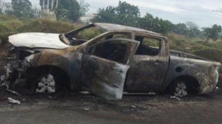 Giận vợ, chồng lái ô tô ra nghĩa trang đốt