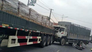 Tin giao thông đến sáng 26/12: Tài xế xe tải bỏ đi sau va chạm chết người; tai nạn liên hoàn 4 ô tô hư hỏng