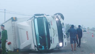 Tin giao thông đến sáng 27/12: Va chạm với xe tải, con tử vong, mẹ bị thương nặng