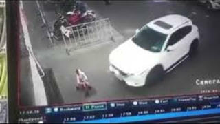 Thót tim bé trai bị cuốn vào gầm ô tô