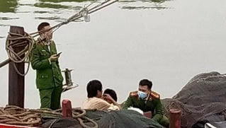 Thi thể nam giới trôi ngoài biển được ngư dân đưa vào bờ