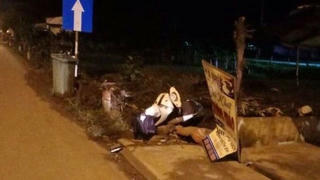 Người đàn ông tử vong cạnh xe máy bên đường
