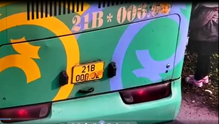 Xe khách dùng băng dính che biển số trên cao tốc Nội Bài - Lào Cai