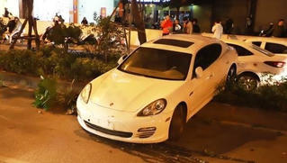 Danh tính tài xế vụ xe sang lao lên dải phân cách nghi đột quỵ