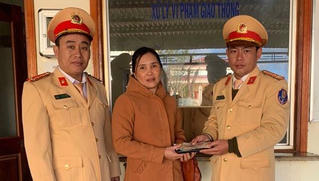 Cảnh sát giao thông trả lại người đánh rơi gần 18 triệu đồng