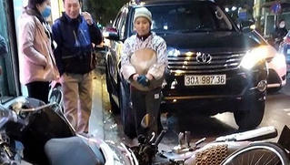 Tin giao thông đến sáng 12/1: Nữ tài xế xe Fortuner tông liên hoàn, 1 bảo vệ bị xe bồn cán chết