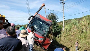 Xe giường nằm chở 20 khách lật nghiêng dưới mương nước