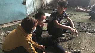 Chủ đại lý xe máy gào khóc nhìn tài sản bị thiêu rụi