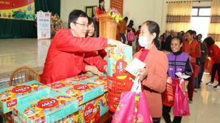 Chung tay mang Tết đến với người nghèo