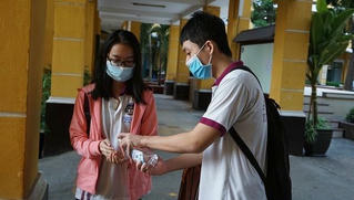 Học sinh, sinh viên TP HCM dừng đến trường, chuyển sang học trực tuyến