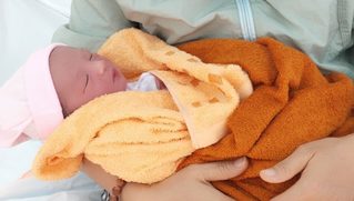 Bé trai sơ sinh bị bỏ rơi được nhiều người đến cho bú