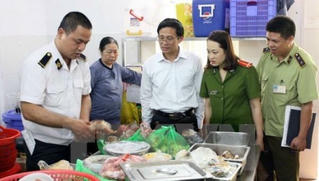 Xử phạt hàng trăm cơ sở sản xuất, kinh doanh thực phẩm dịp Tết