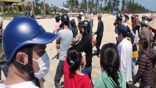 Tìm thấy thi thể bảo vệ nhà hàng lao ra biển cứu người