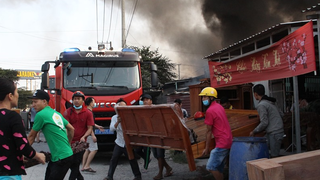 Người dân hốt hoảng ôm tài sản bỏ chạy khỏi đám cháy lúc sáng sớm