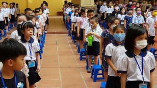Học sinh quay lại trường học sau đợt dịch, phụ huynh vừa mừng, vừa lo 