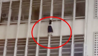 Bảo vệ trường cứu nữ sinh lớp 6 đu lan can