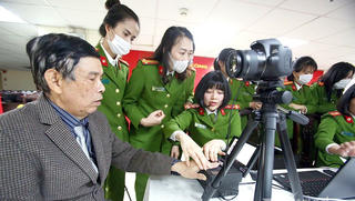 Làm thẻ căn cước công dân gắn chip: Tránh “đổ xô” gây quá tải, lãng phí