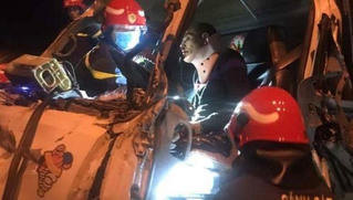 Cảnh sát cắt ca bin cứu tài xế mắc kẹt ra ngoài an toàn