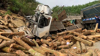 Xe tải chở keo bị lật khiến 7 người tử vong chở quá 5 người