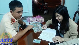 CSGT tìm giúp hơn 100 triệu đồng cho nữ nhân viên bưu điện trong đêm