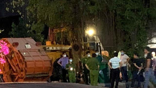 Nam công nhân bị xe chở rác tông trúng, thi thể bị chở đi 20km