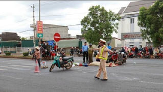 Tin giao thông đến sáng 25/3: Va chạm với xe tải em trai tử vong, chị gái bị thương nặng, cô gái mua bánh mỳ nhập viện