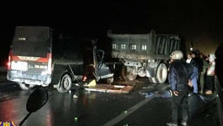 Tông ô tô tải hỏng đỗ bên đường, tài xế xe Limousine cùng 2 người tử vong