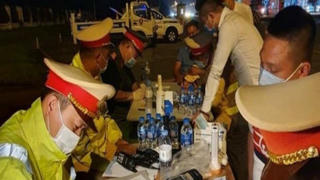 Hai tài xế dương tính với ma túy khai thấy biểu hiện lạ khi uống rượu sinh nhật bạn