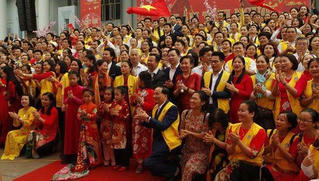 Câu lạc bộ Tình người - “Lò luyện” mê tín?