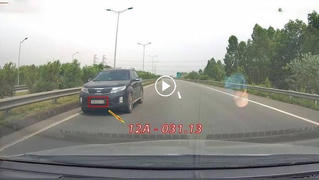 Ô tô bất chấp nguy hiểm đi ngược chiều trên cao tốc Nội Bài – Lào Cai