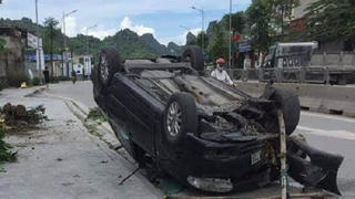 Tin giao thông đến sáng 10/6: Tông gốc cây, ô tô lật ngửa; người đàn ông tử vong thương tâm dưới gầm xe ben