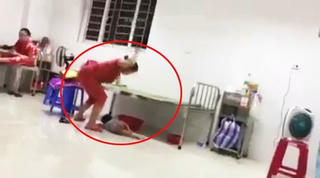 Người mẹ đánh con tới tấp trong bệnh viện