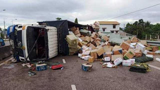 Tin giao thông đến sáng 12/6: Xe tải tông ô tô 16 chỗ, húc văng 1 người đàn ông; tài xế ngủ gật, xe tải lật ngang đường