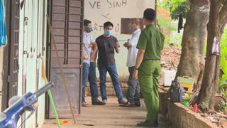 Mẹ tử vong trong phòng trọ, con trai 1 tuổi bò ra ngoài gào khóc